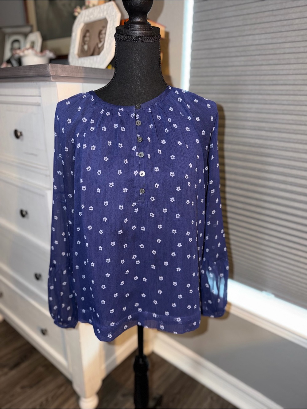 🎉LOFT sheer Navy Blue Floral Henley Blouse with liner size small